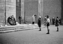 127493 Afbeelding van de kranslegging door mw. J. Heij-Biesterfeld tijdens Dodenherdenking bij het Verzetsmonument op ...